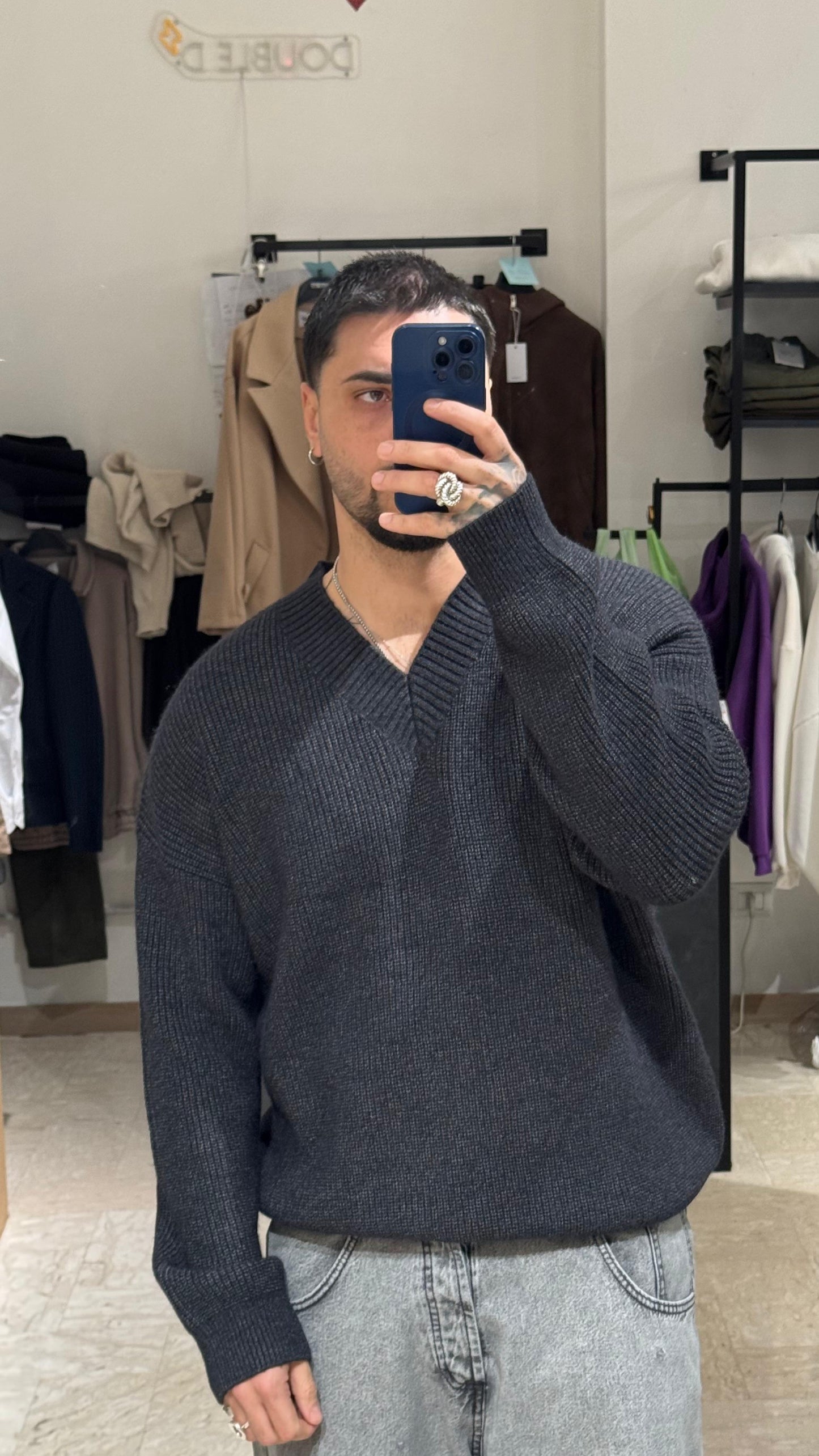 MAGLIONE NERO SCOLLO V