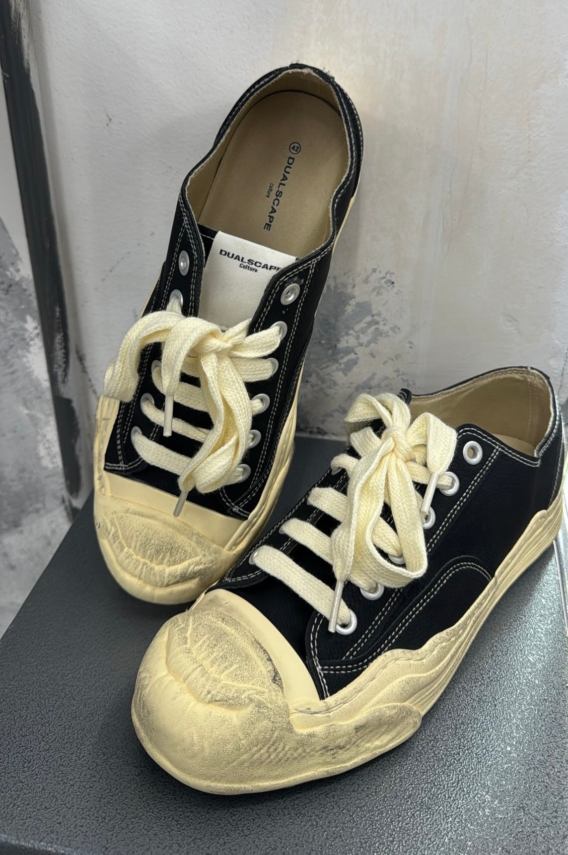 SCARPA IN PELLE NERA LAVAGGIO SPORCO