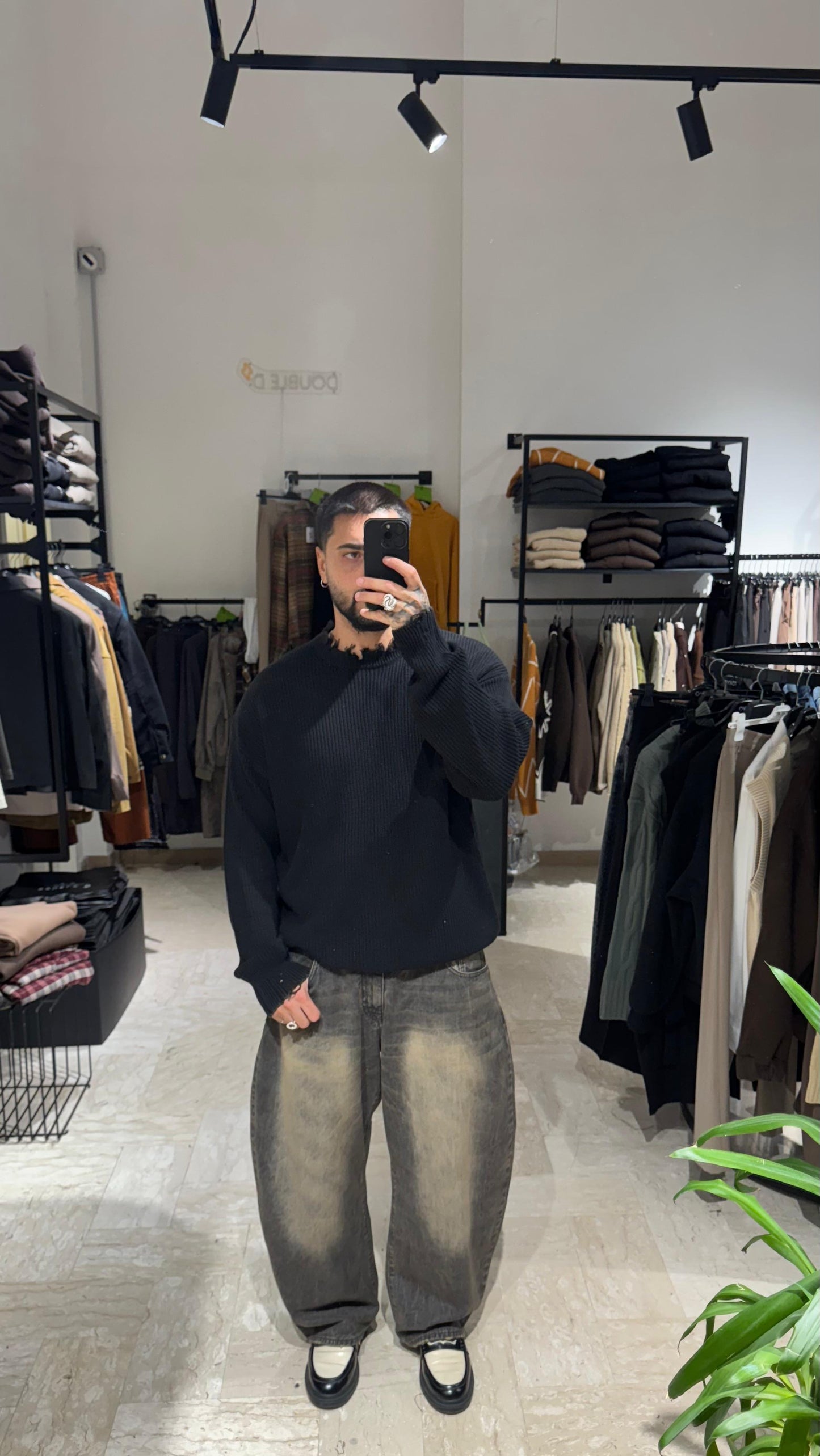 MAGLIONE NERO SFRANGIATO