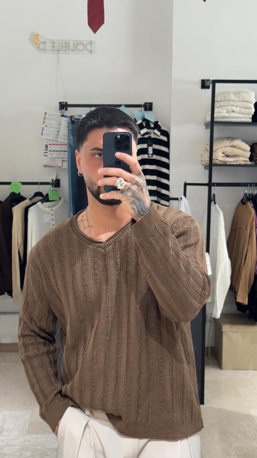 MAGLIONE MORO IN FILO SCOLLO A V TRAMA FISSA