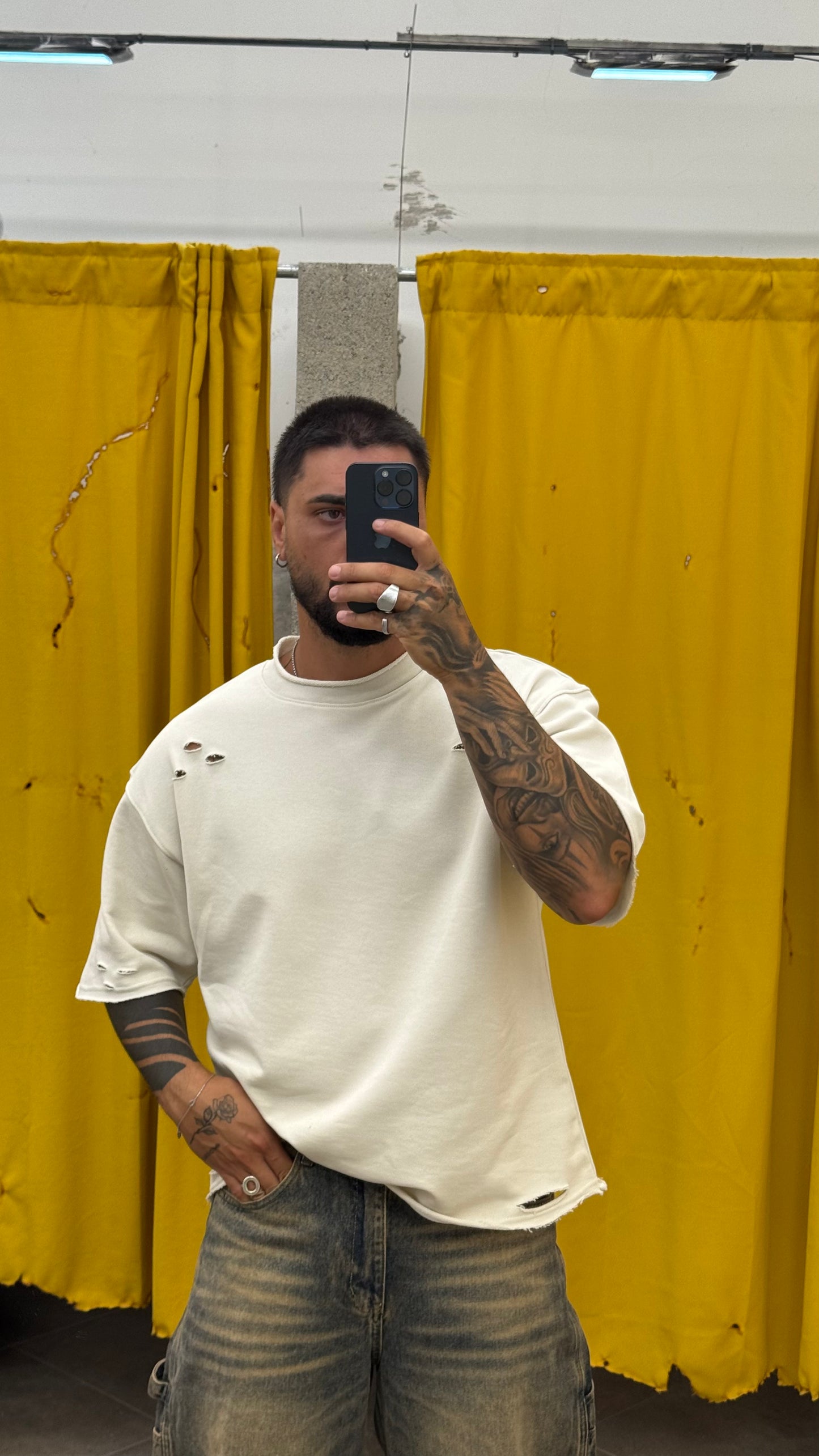 T-SHIRT CROP CREMA CON ROTTURE