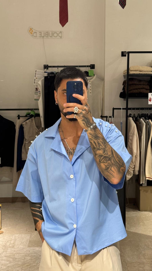 CAMICIA CROP AZZURRA CON PERLE