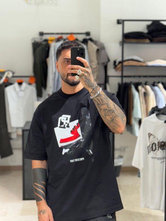 MAGLIA NERA  CON STAMPA