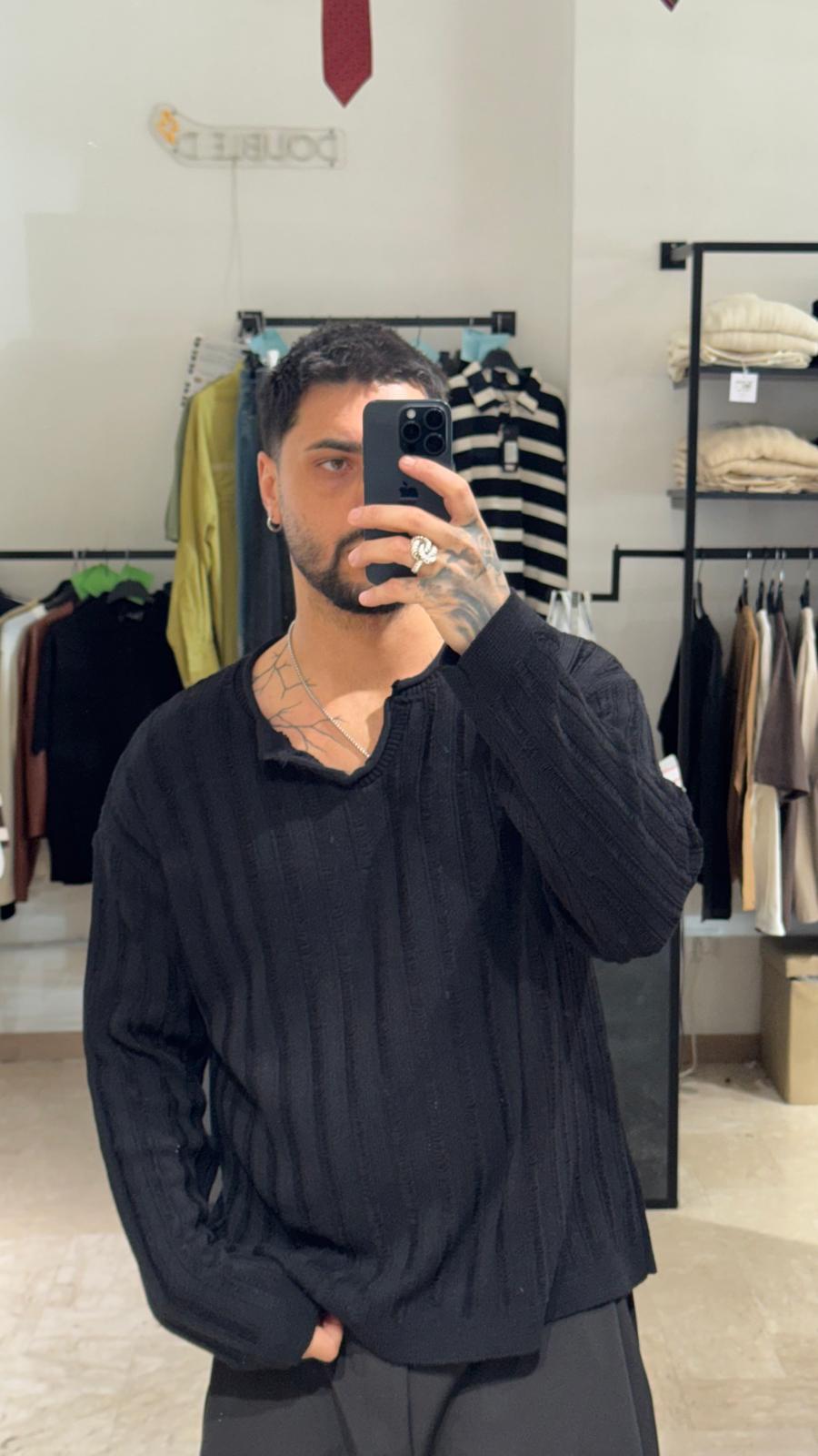 MAGLIONCINO NERO SCOLLO A V