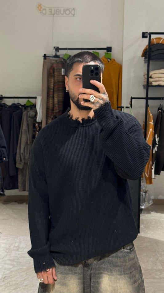 MAGLIONE NERO SFRANGIATO
