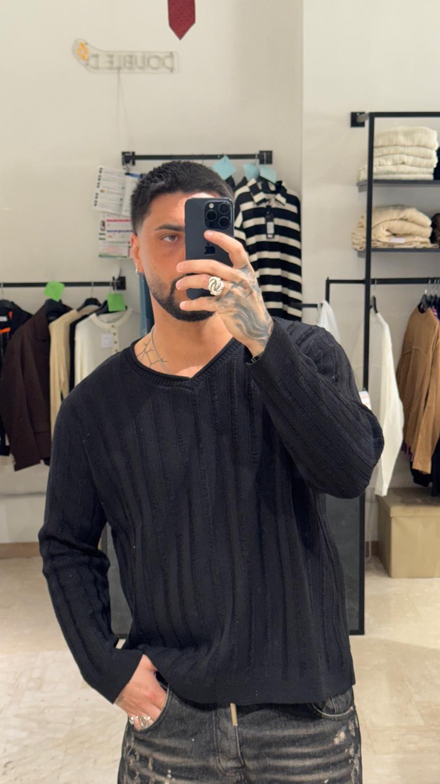 MAGLIONE IN FILO NERO SCOLLO A V TRAMA FISSA