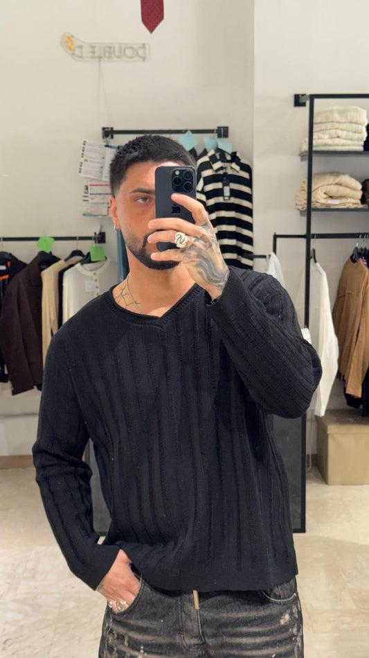MAGLIONE IN FILO NERO SCOLLO A V TRAMA FISSA