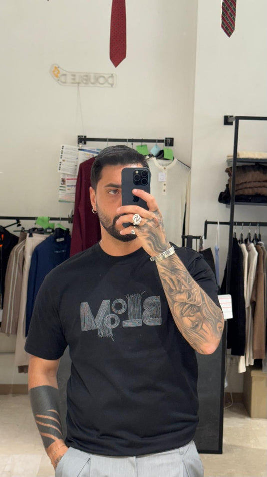T-SHIRT NERA CON STAMPA RICAMATA