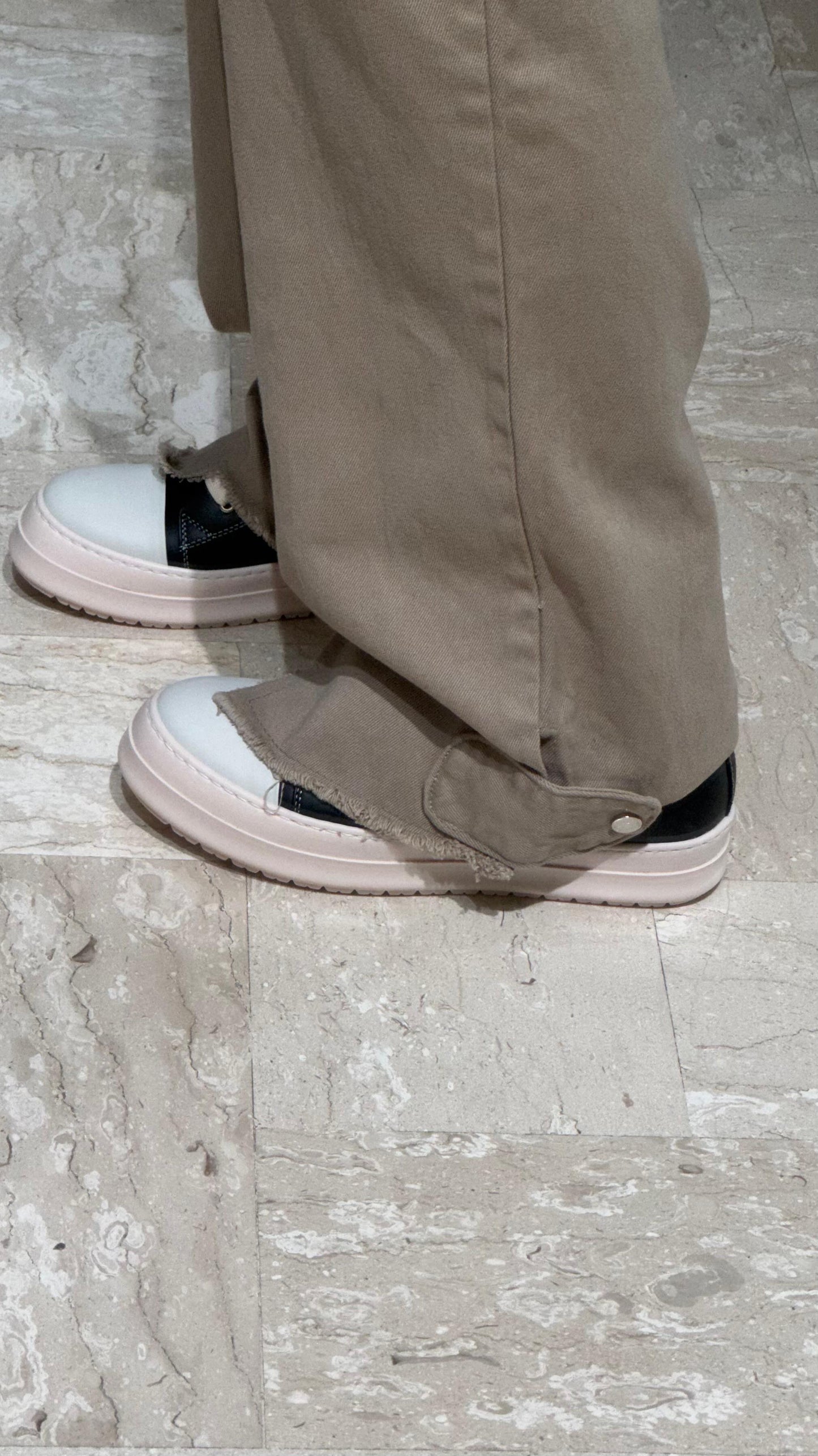 PANTALACCIO BEIGE CON ROTTURE SUL FONDO